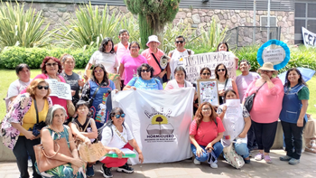 Docentes de bases de ADEP también salen a las calles para reclamar por salarios