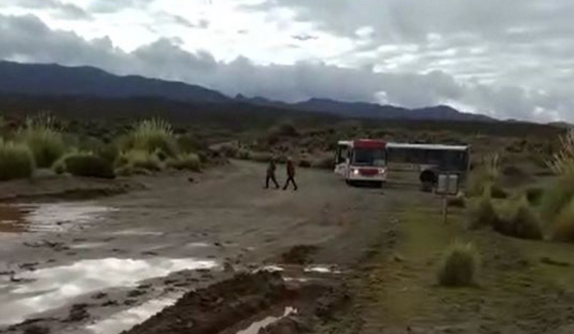Docentes y estudiantes de Paicone cruzan un peligroso río para llegar a la Escuela