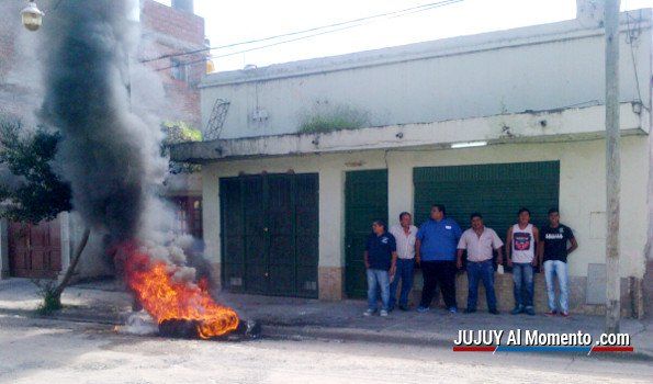 Trabajadores reclaman en una panadería de Mariano Moreno