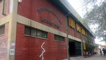 Sobrecarga crítica de alumnos en una escuela capitalina