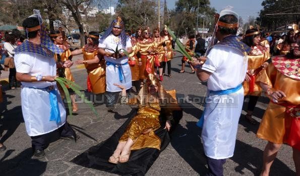 Más de 5000 docentes participaron del desfile en avenida Córdoba