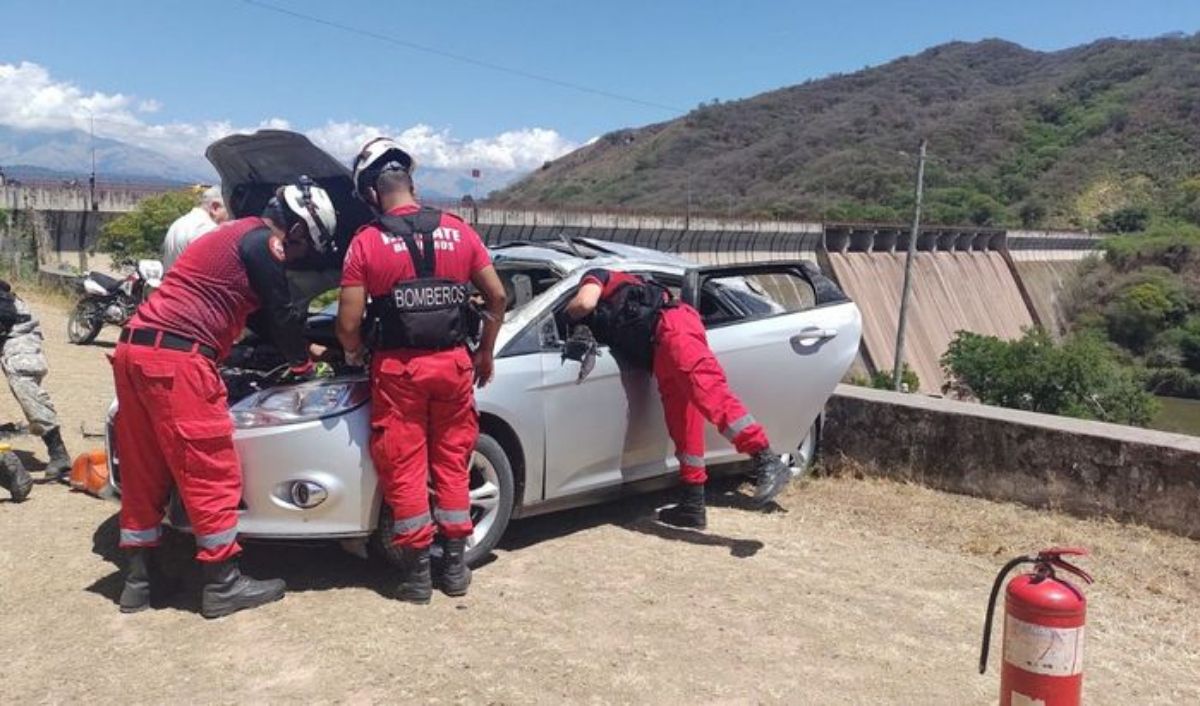 Auto cayó al vacío en Los Alisos: una mujer perdió la vida