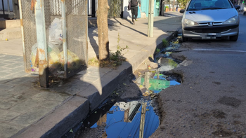 El municipio sigue cobrando por estacionar en calles totalmente destruidas