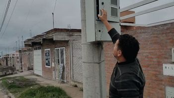 Insólito: en Palpalá, los propios vecinos prenden y apagan el alumbrado público