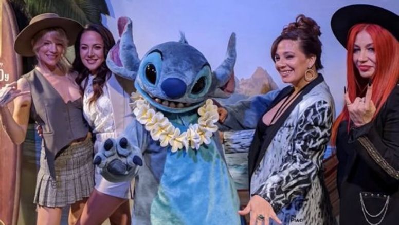 Reencuentro con nostalgia: Bandana brilló en la premiere de Lilo & Stitch