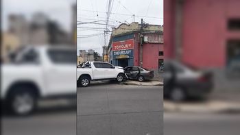 Camioneta chocó, arrastró e incrustó a otro auto contra un negocio