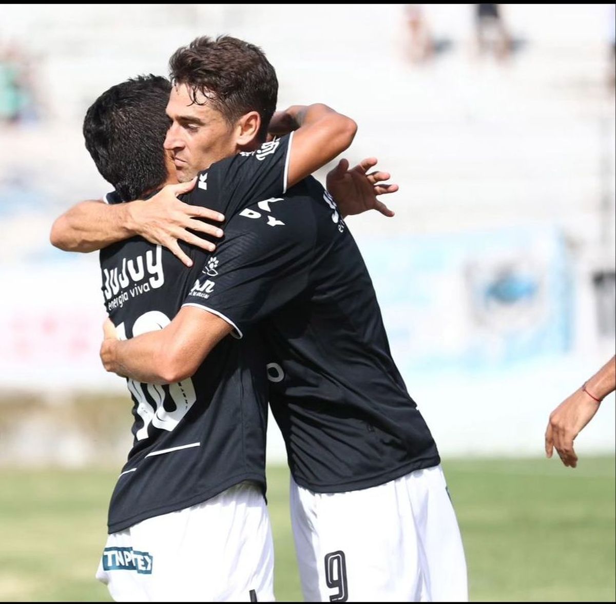 AL FINALIZAR EL PARTIDO, JUGADORES DE GYE DE JUJUY, SE SALUDAN Y ABRAZAN/ IMÁGENES DE INSTAGRAM @OFICIALGYEJUJUY. 