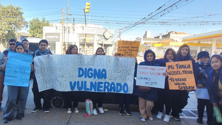 Vecinos de San Pedro llegaron hasta Capital para reclamar por viviendas