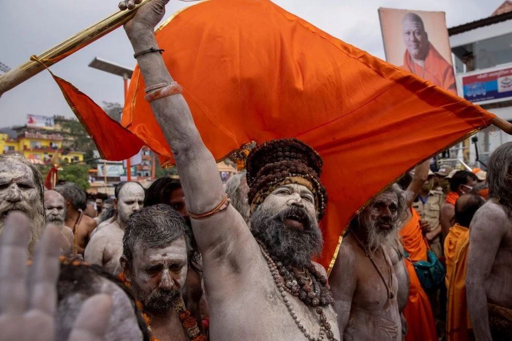 Miles de hindúes en el baño ritual en el río Ganges, a pesar de la pandemia