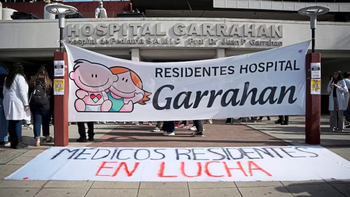 El gobierno amenazó con sanciones y residentes del Hospital Garrahan levantaron el paro