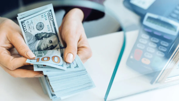 Voló el dólar oficial: anotó la mayor suba diaria en tres meses y llegó a $1.380