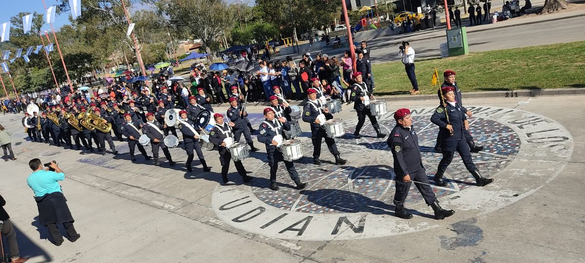 Baja concurrencia al desfile del 25 de Mayo en Ciudad Cultural