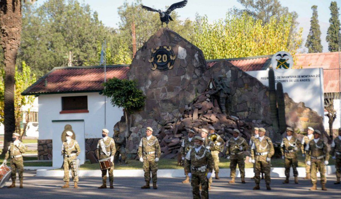 El Ejército Argentino celebró sus 211 años en la Plaza de armas del RIM 20
