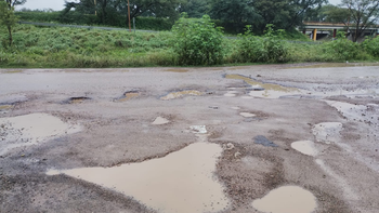 Pozos gigantes y llenos de agua: preocupa el estado de la colectora de Ruta 66