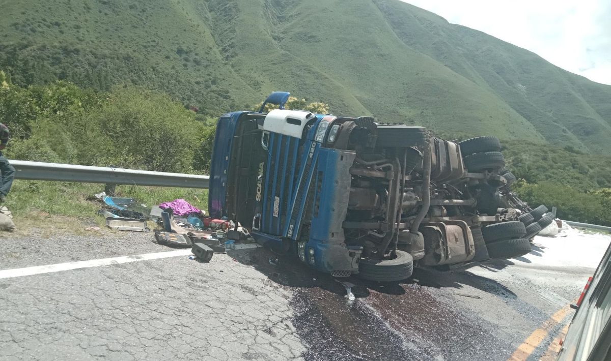 Tremendo vuelco de un camión en la Cuesta de Bárcena