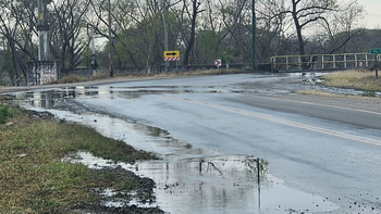 Tremenda pérdida de líquidos cloacales en San Antonio lleva días sin solución