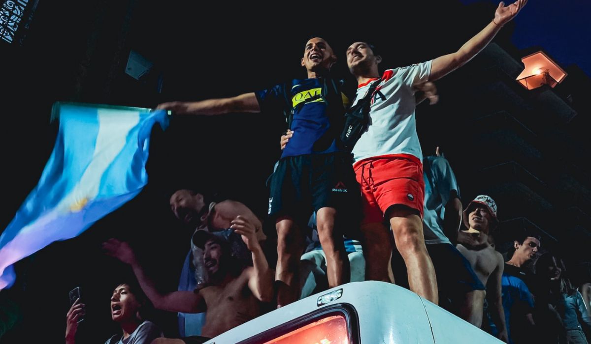 La Foto De Dos Hinchas Argentinos Que Emocionó A Todo El País