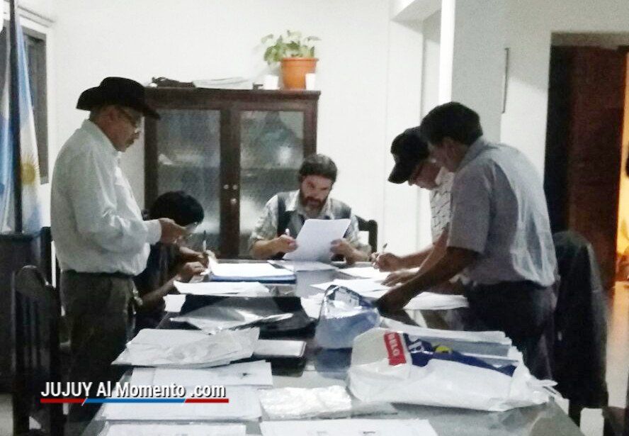 PJ: Varias listas flojas de papeles