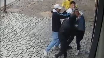 Dos hombres sujetaron y golpearon a un niño para robarle un celular