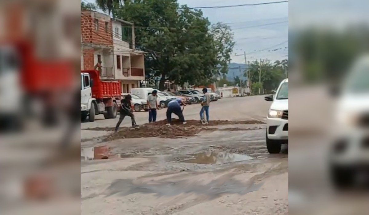 Choferes rellenaron baches de la Avenida Bolivia para evitar descuentos por roturas