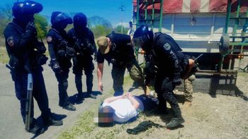 Motochorros interceptaron y atacaron un camión en la Ruta 1