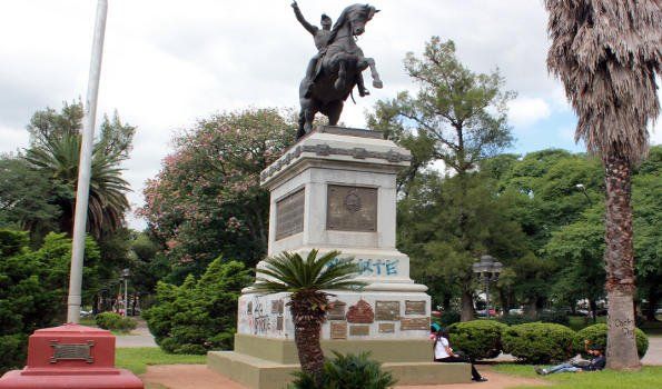 Actos vandálicos en Plaza Belgrano y Parque San Martín