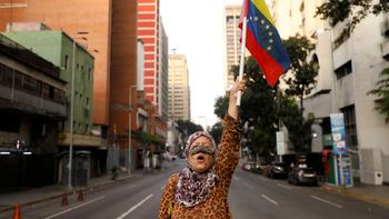Luego del ataque de Estados Unidos, los venezolanos se movilizan en las calles y avanza el despliegue militar