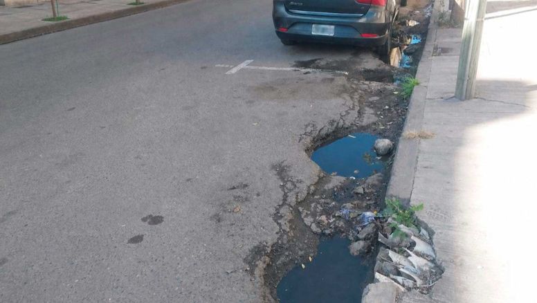 Un intendente descarado: Raúl Jorge les cobra a los vecinos por estacionar entre cráteres