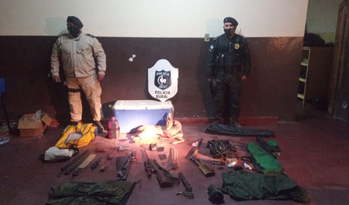 Cinco cazadores detenidos: llevaban escopetas, cuchillos y hasta una corzuela descuartizada
