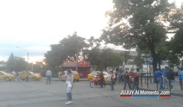 Taxistas cortan puentes y reclaman que se termine con el transporte ilegal