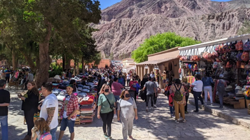 Carnaval lleno y verano ajustado: la Quebrada intenta sostener una temporada difícil