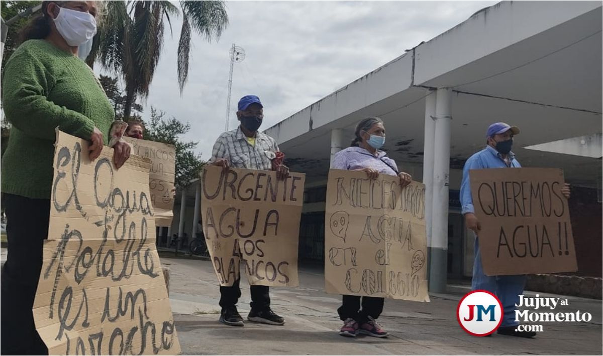 Vecinos de Los Blancos deambulan tratando de encontrar al presidente de Agua Potable