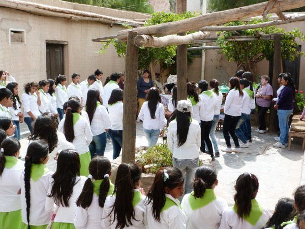 Turistas sorprendidos con niños adoradores
