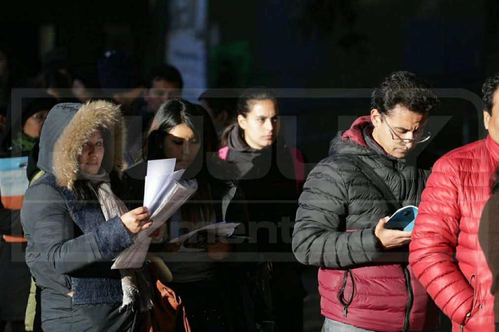 Docentes realizan largas filas para presentar documentación en Junta