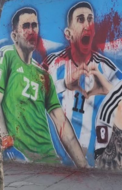 En medio de la crisis del fútbol argentino, vandalizan un mural mundialista