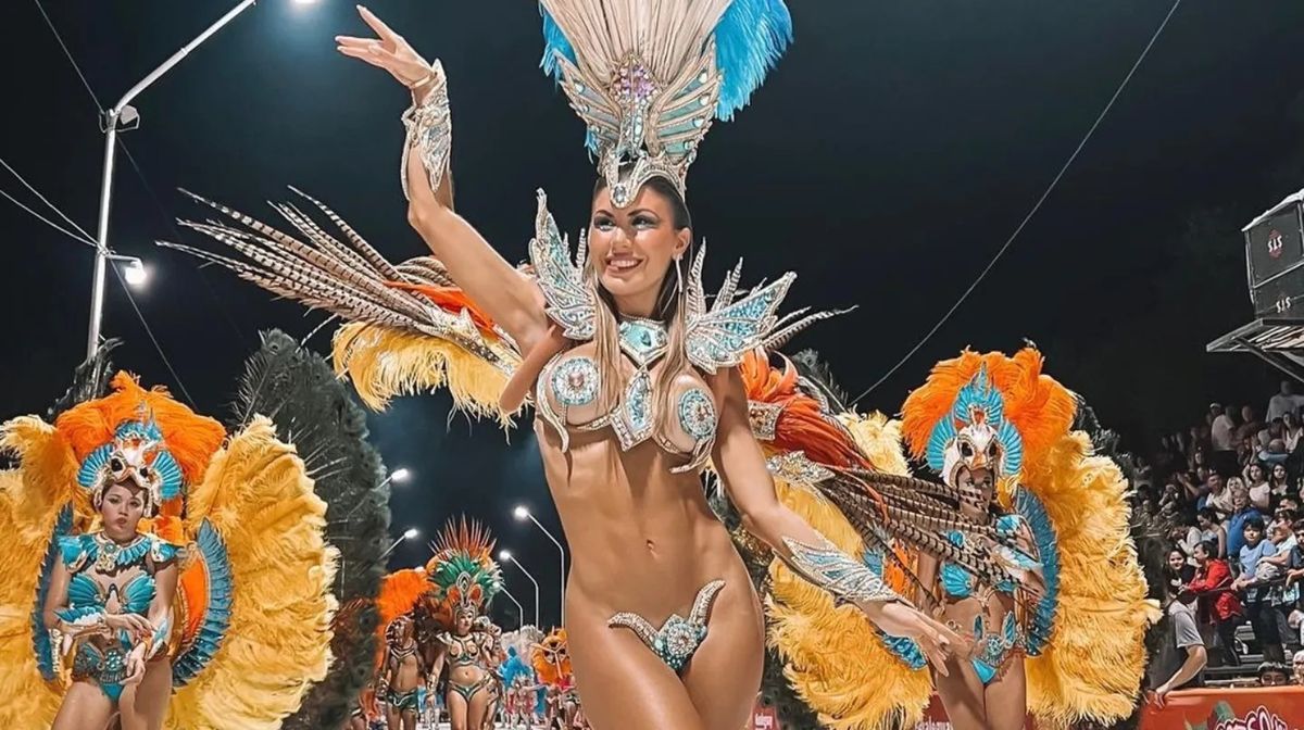 La novia de Lisandro Martínez deslumbró en el Carnaval de Gualeguay con los colores de la Selección