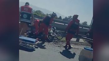 Violento derrape de un motociclista en el acceso sur