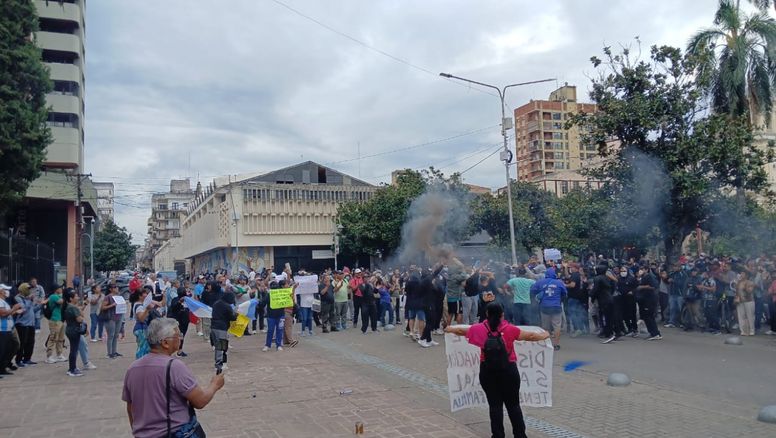 ¿Se rompe el techo paritario? El posible aumento a la Policía encendió las alarmas en el resto de los estatales