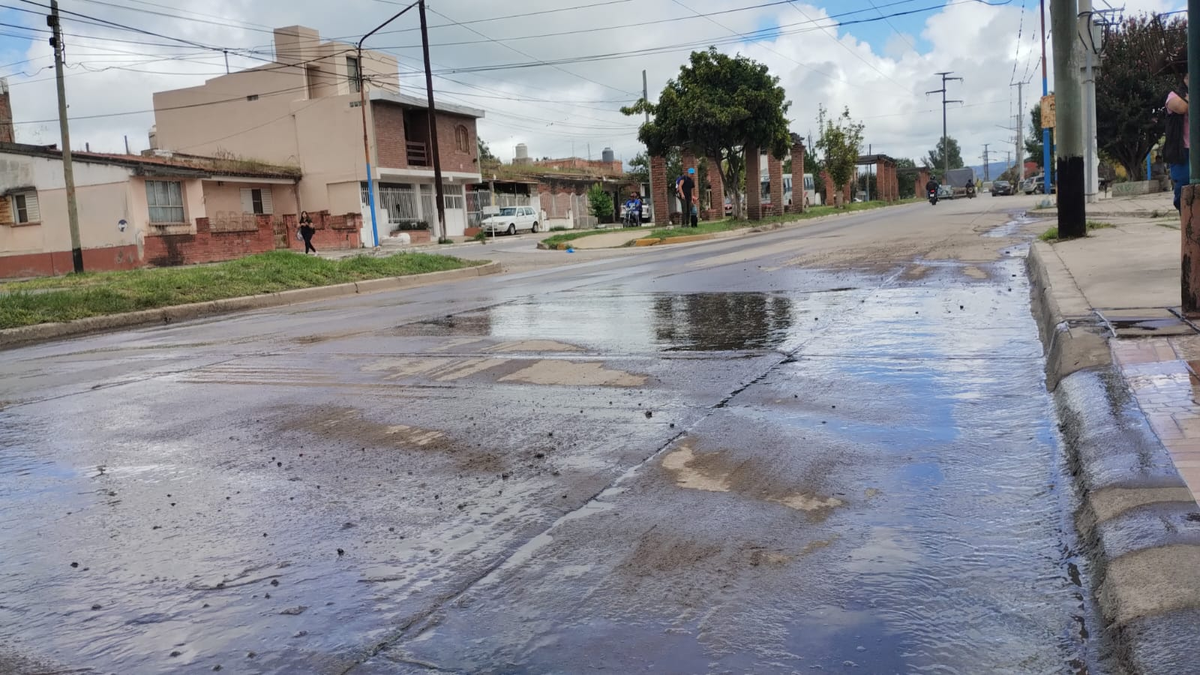 Tremenda pérdida de líquidos cloacales en un barrio de Palpalá