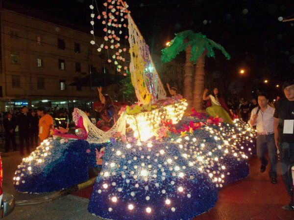 El cuarto desfile recibió a las reinas del interior y de otras ediciones de la FNE