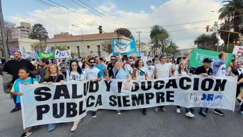 Masiva marcha en Jujuy: docentes universitarios y profesionales de salud coparon las calles