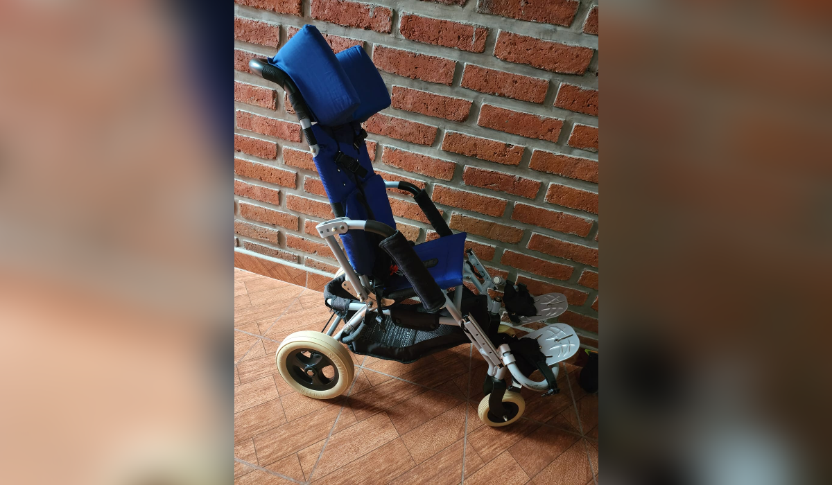 Gran gesto: dona la silla de ruedas y andadores de su hijo con discapacidad