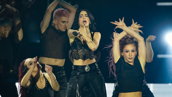 Lali cerró su primer show en River con un homenaje al Indio Solari
