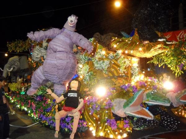 El cuarto desfile recibió a las reinas del interior y de otras ediciones de la FNE