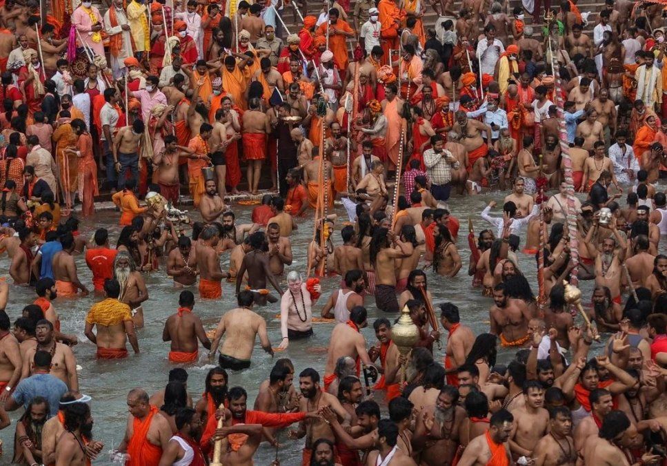 Miles de hindúes en el baño ritual en el río Ganges, a pesar de la pandemia