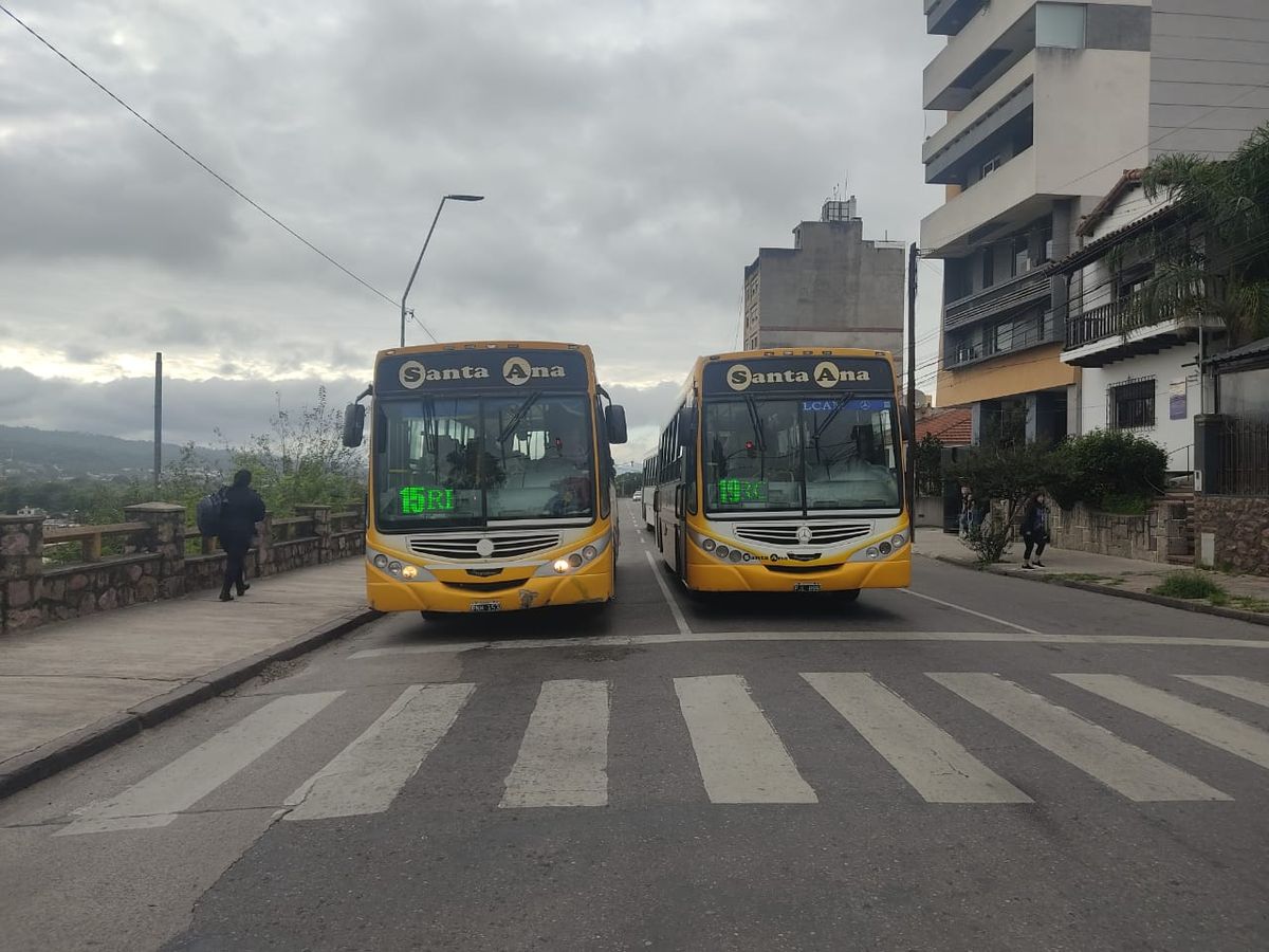 Denuncian que los choferes pagan la rotura de colectivos en Jujuy