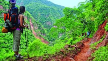 Aventura al atardecer: trekking a la Peña Colorada invita a vivir una experiencia única