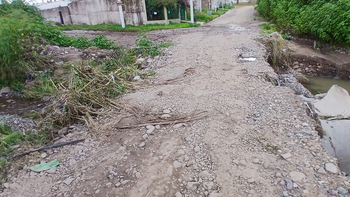 Colapso de un badén en Alto Comedero: vecinos aislados y colectivos cambian el recorrido
