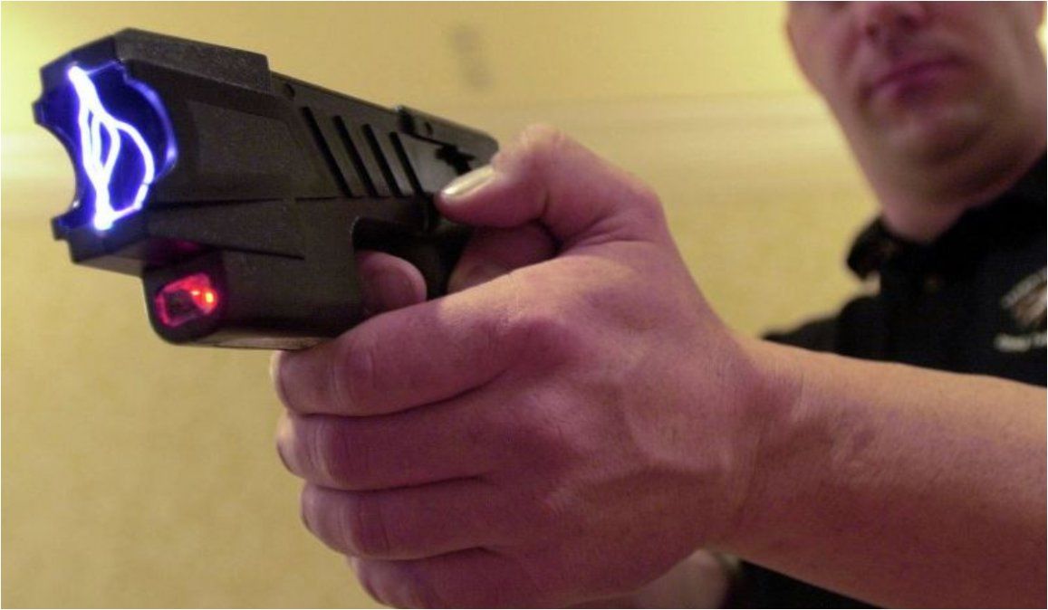 Llevar pistolas Taser aumenta el uso policial de la fuerza