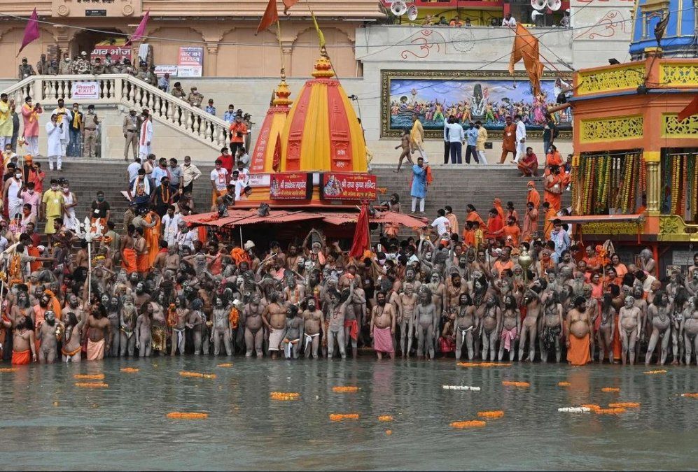 Miles de hindúes en el baño ritual en el río Ganges, a pesar de la pandemia